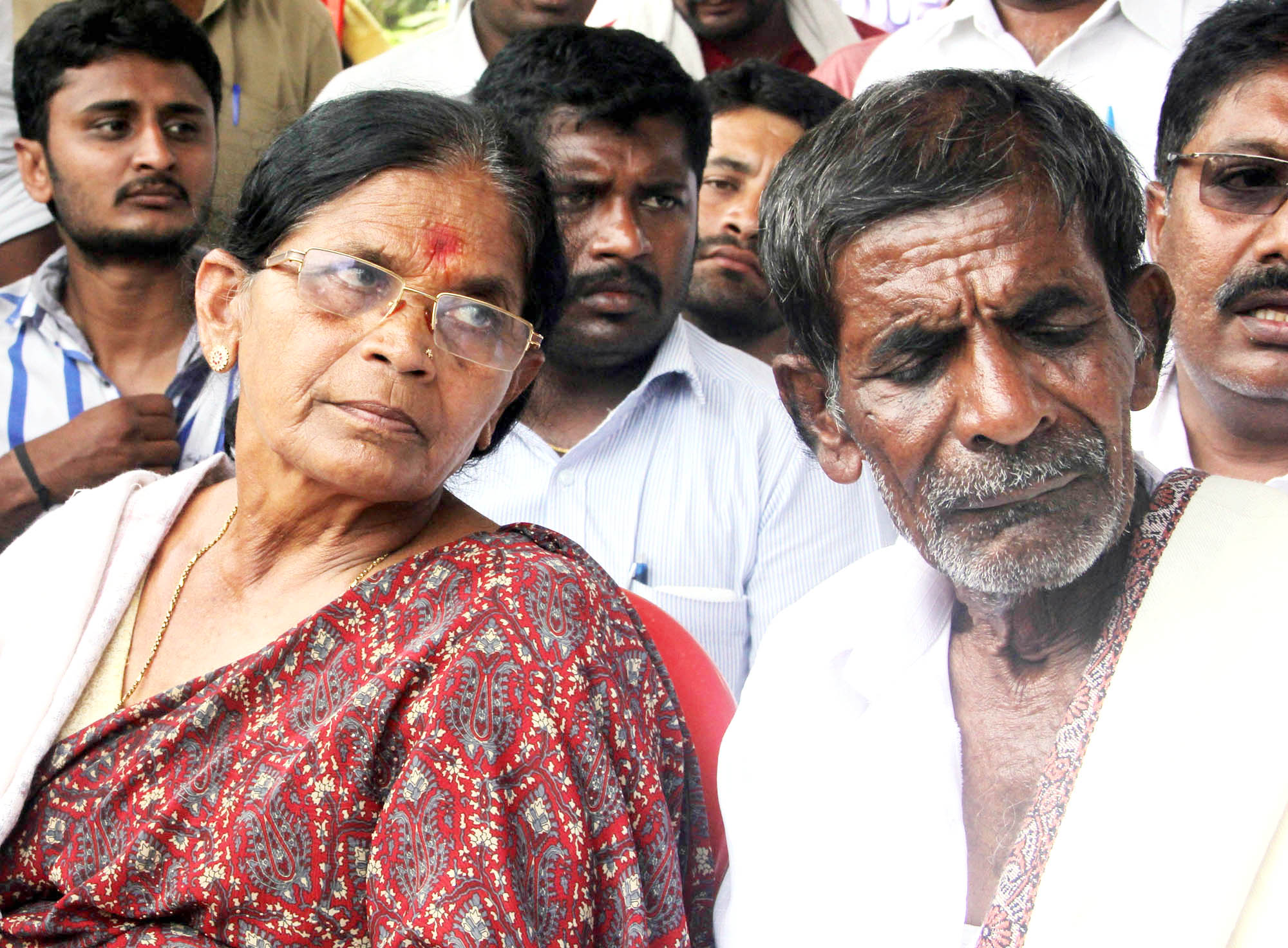 ಅಸ್ವಸ್ಥರಾದ ರವಿ ತಾಯಿ, ವಿಷ ಕುಡಿದ ಸಂಬಂಧಿ: ಧರಣಿ ಸ್ಥಗಿತ